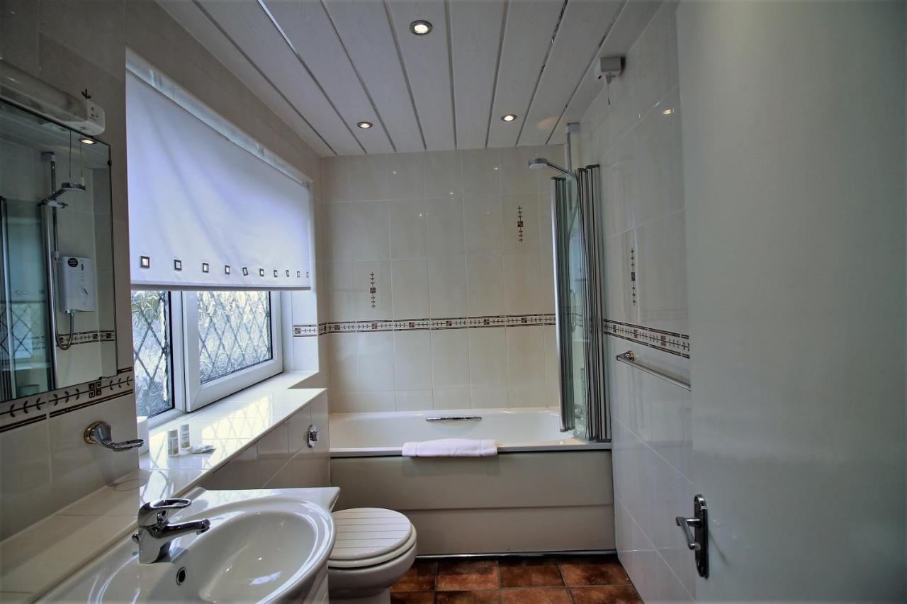 Fairway Hotel Bathgate Bagian luar foto