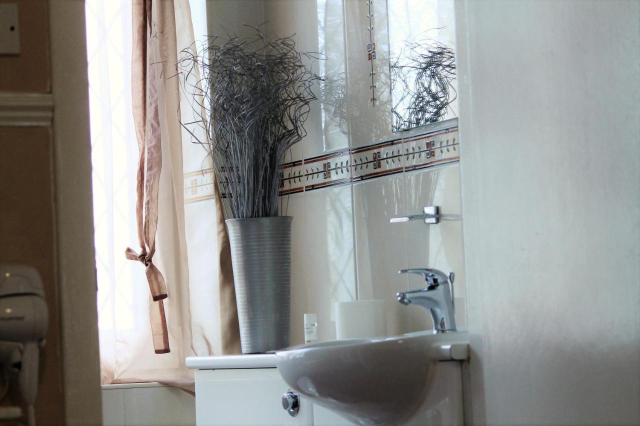 Fairway Hotel Bathgate Bagian luar foto
